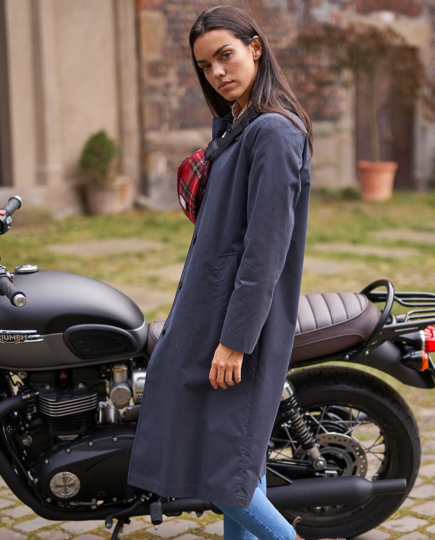 Almond - der klassische Baumwolltmantel in navy - Wellington of Bilmore