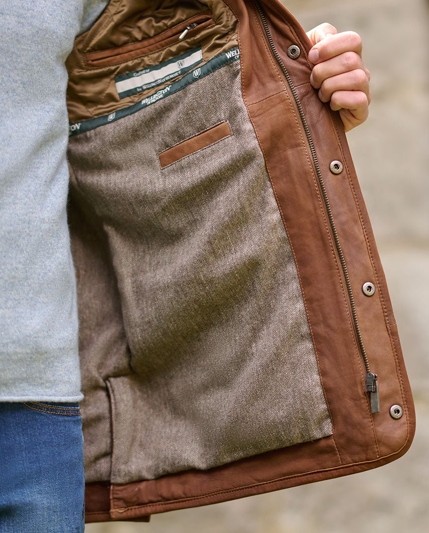 Gesteppte Herren Lederjacke ''Ben'' aus Lammnubuk in tan - Wellington of Bilmore