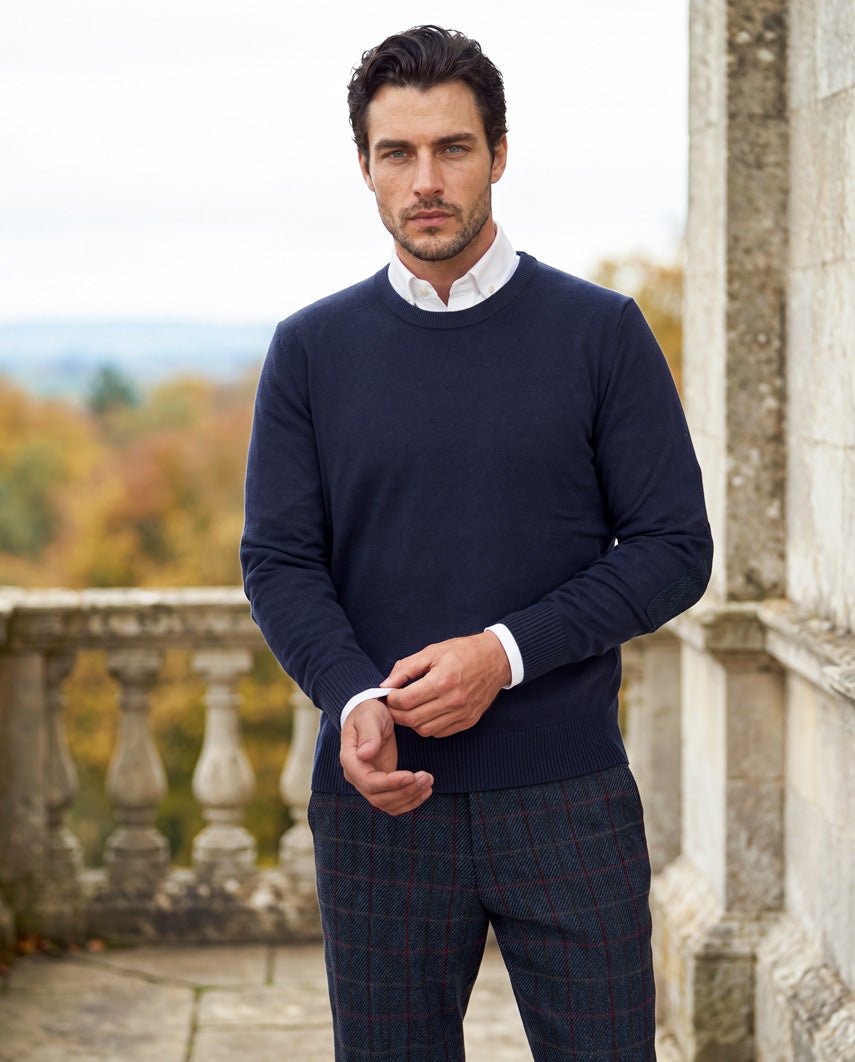Merino-Lambswool Herrenpullover „Jordan“ in navy – mit Harris-Tweed-Details - Wellington of Bilmore