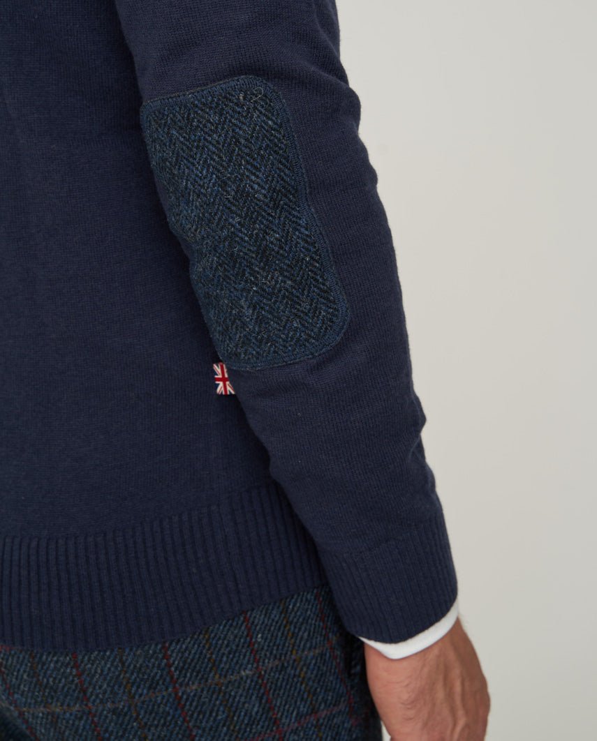 Merino-Lambswool Herrenpullover „Jordan“ in navy – mit Harris-Tweed-Details - Wellington of Bilmore