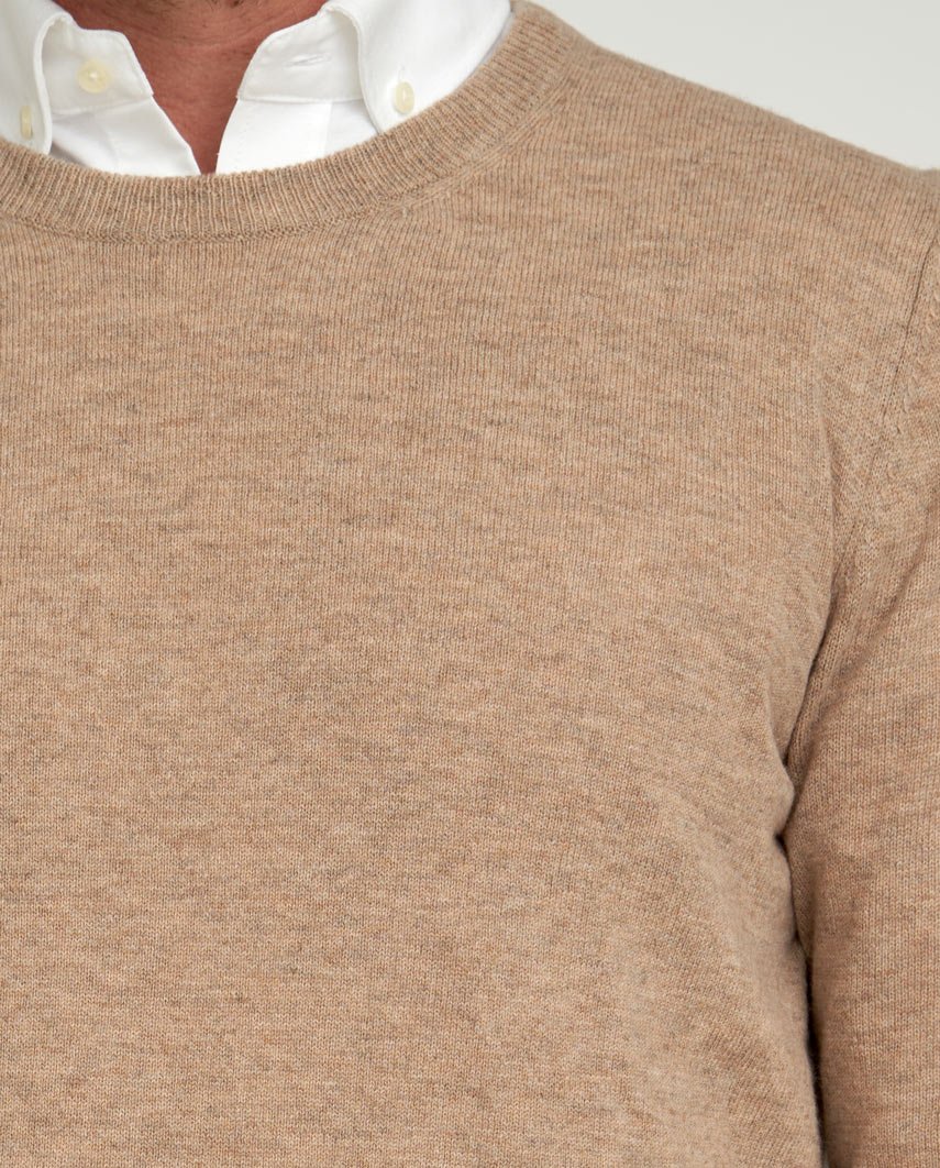 Merino-Lambswool Herrenpullover „Jordan“ in Taupe – mit Harris-Tweed-Details - Wellington of Bilmore