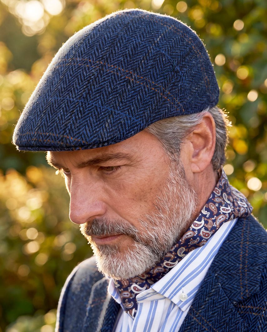 Schiebermütze "Henry Cap" aus original Harris Tweed in dark blue herringbone - Wellington of Bilmore