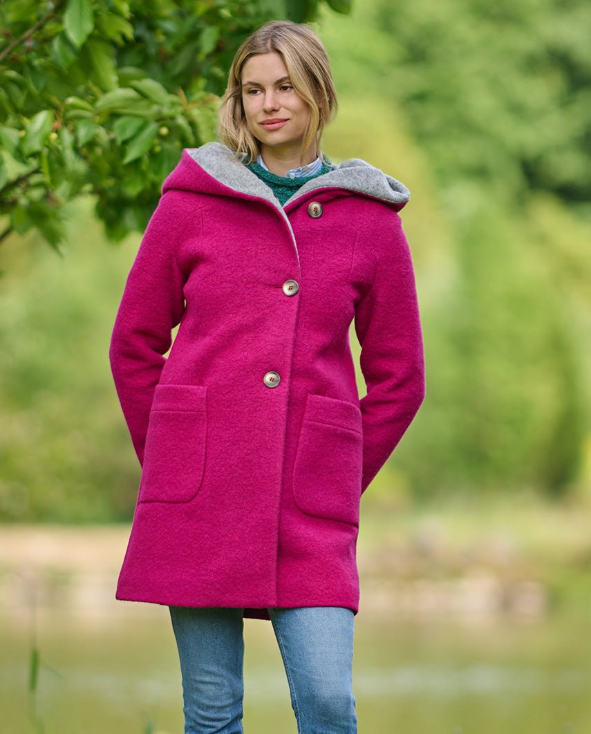 Walkmantel '' Sally'' mit Kapuze in fuchsia - Wellington of Bilmore