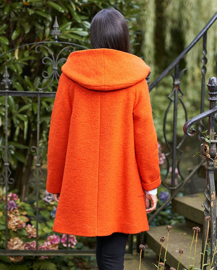 Walkmantel '' Sally'' mit Kapuze in orange - Wellington of Bilmore