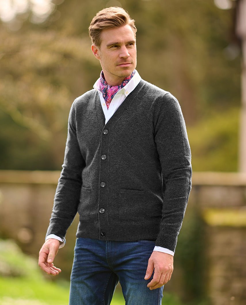 Herren Merino-Strickjacke ''The Cardigan'' in charcoal - Wellington of Bilmore