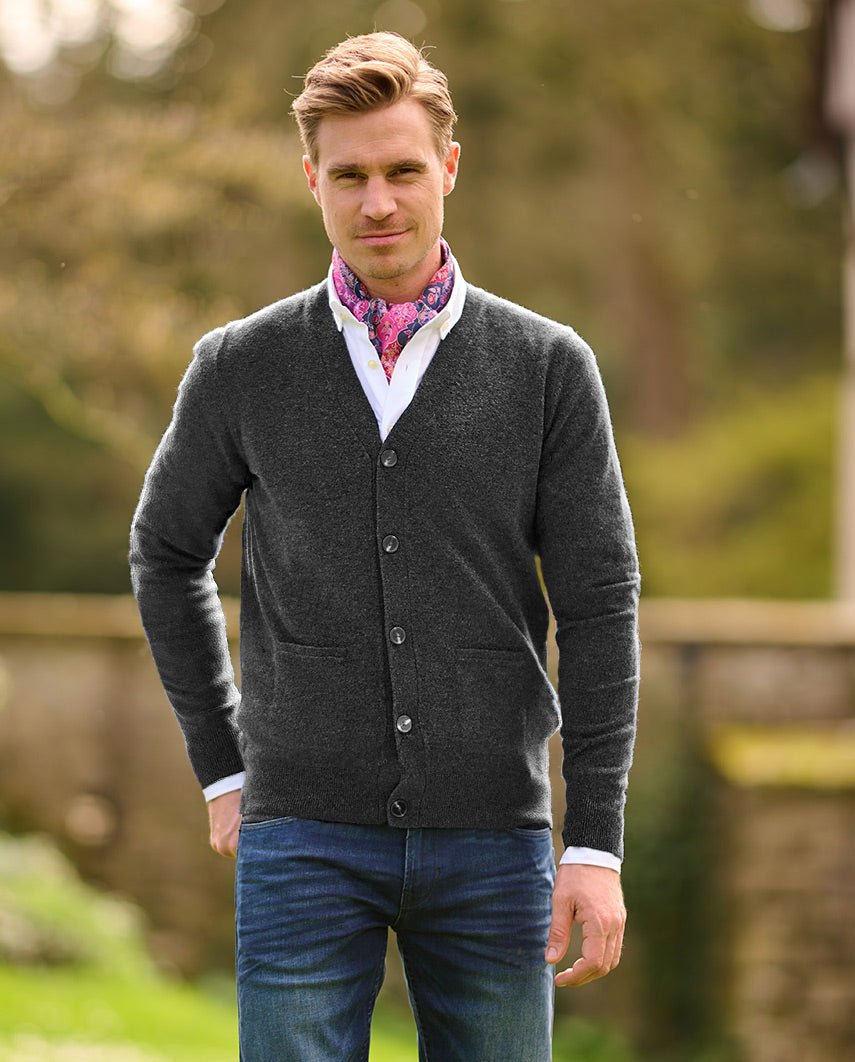 Herren Merino-Strickjacke ''The Cardigan'' in charcoal - Wellington of Bilmore
