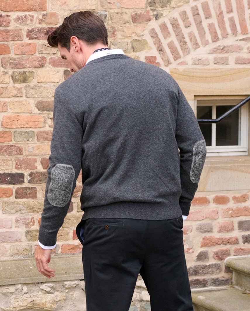 Herren Strickpullover ''Jack'' in charcoal mit Harris Tweed Applikationen - Wellington of Bilmore
