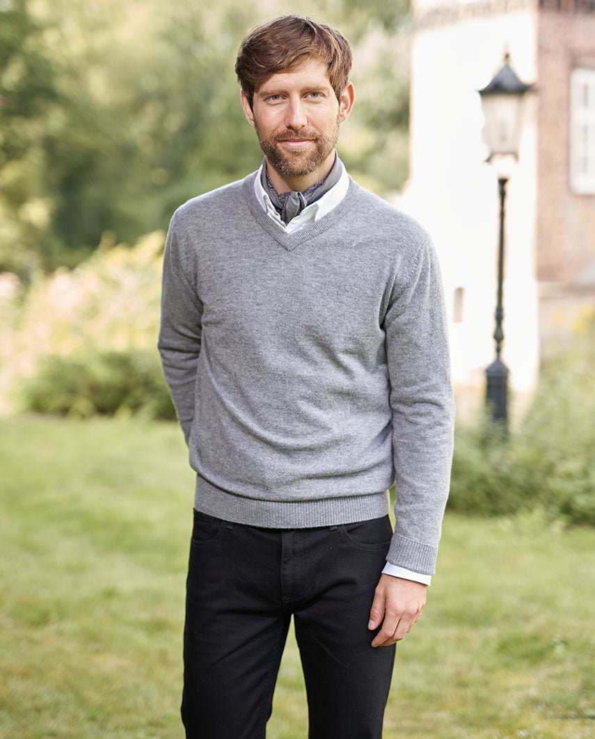 Herren Strickpullover ''Jack'' in cloud grey mit Harris Tweed Applikationen - Wellington of Bilmore