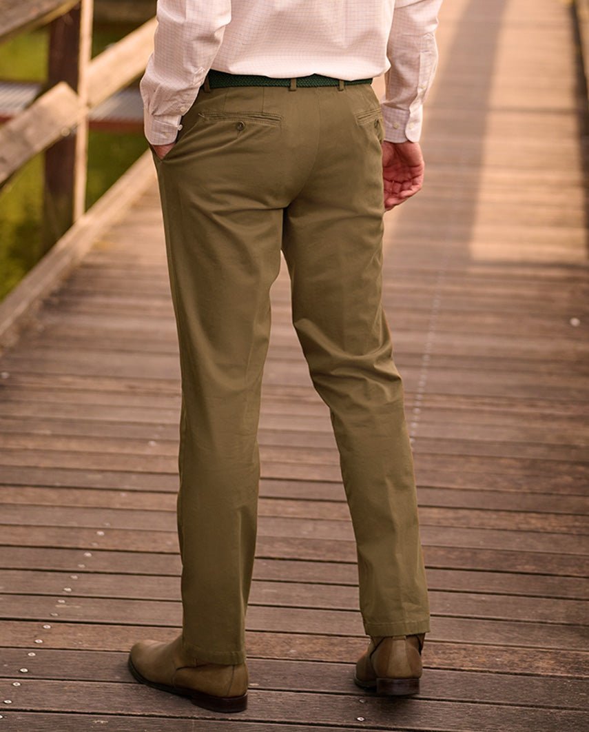 Herren-Winter-Chino ‘Mr. Jones’ in Mud – Premium Pima-Cotton - Wellington of Bilmore