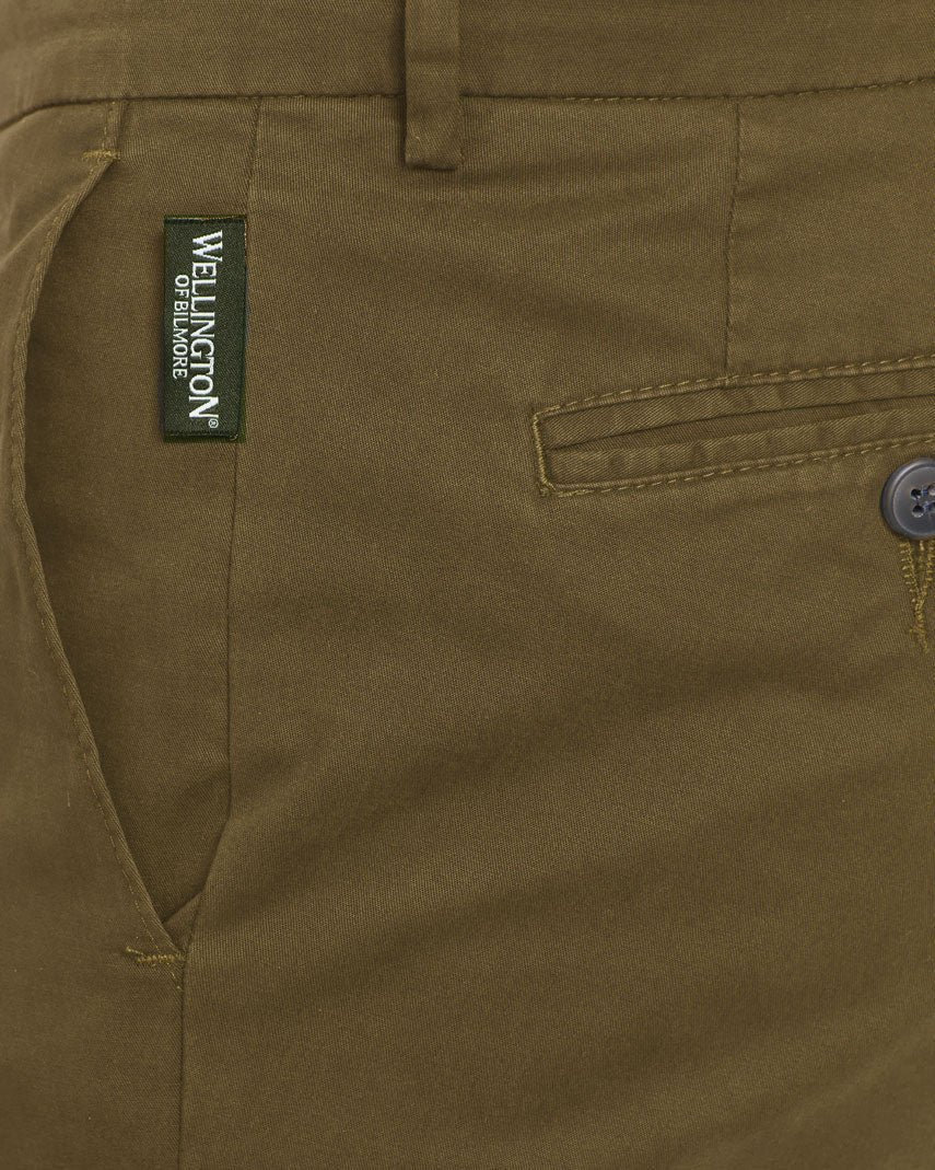 Herren-Winter-Chino ‘Mr. Jones’ in Mud – Premium Pima-Cotton - Wellington of Bilmore