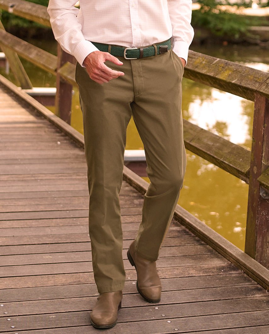 Herren-Winter-Chino ‘Mr. Jones’ in Mud – Premium Pima-Cotton - Wellington of Bilmore