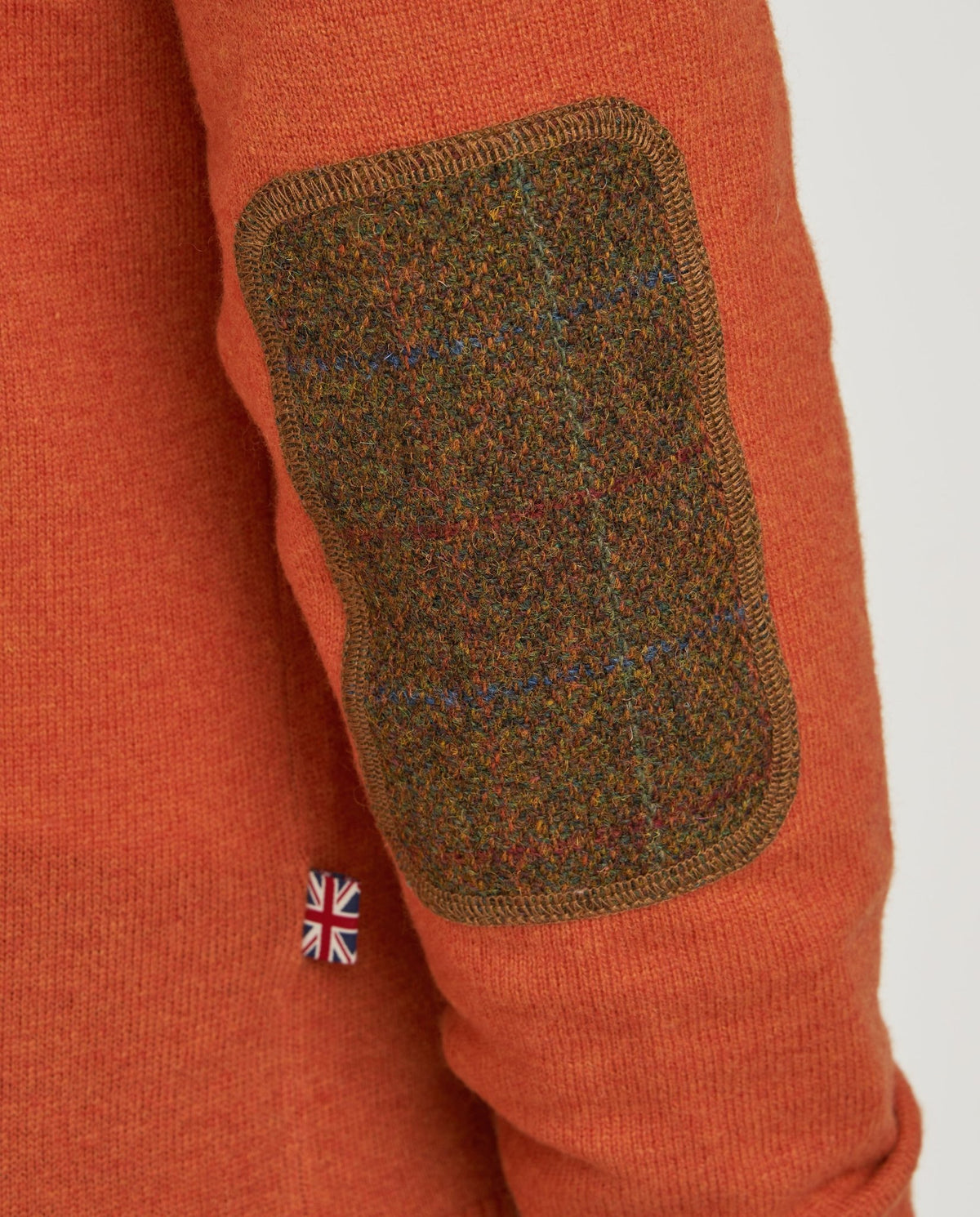 Merino-Lambswool Herrenpullover „Jordan“ in burned orange – mit Harris-Tweed-Details - Wellington of Bilmore