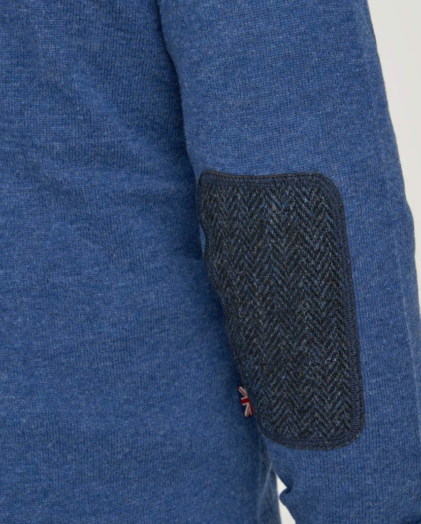 Merino-Lambswool Herrenpullover „Jordan“ in denim blue – mit Harris-Tweed-Details - Wellington of Bilmore