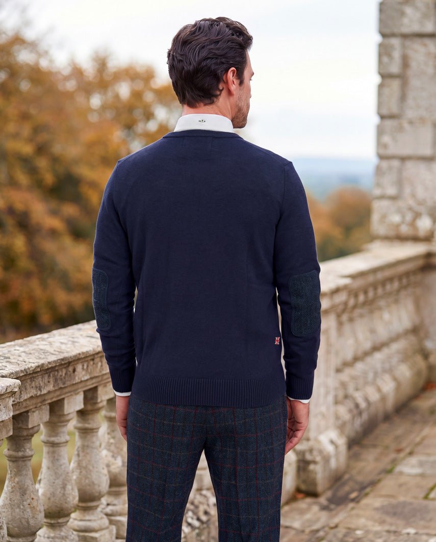 Merino-Lambswool Herrenpullover „Jordan“ in navy – mit Harris-Tweed-Details - Wellington of Bilmore