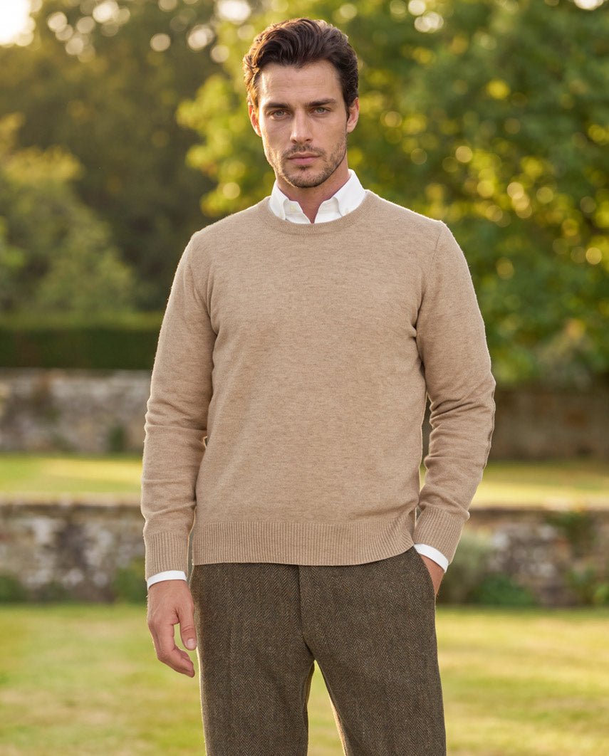 Merino-Lambswool Herrenpullover „Jordan“ in Taupe – mit Harris-Tweed-Details - Wellington of Bilmore